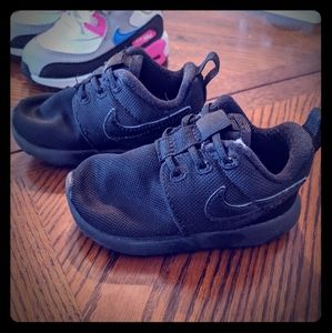 Toddler Nike Roshe size 5